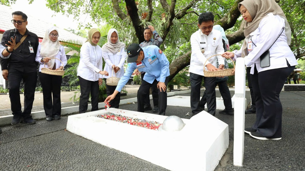 Gus Ipul Ziarahi TMP Taruna Tangerang, Kenang Peristiwa Lengkong Gus Ipul Ziarahi TMP Taruna Tangerang, Kenang Peristiwa Lengkong