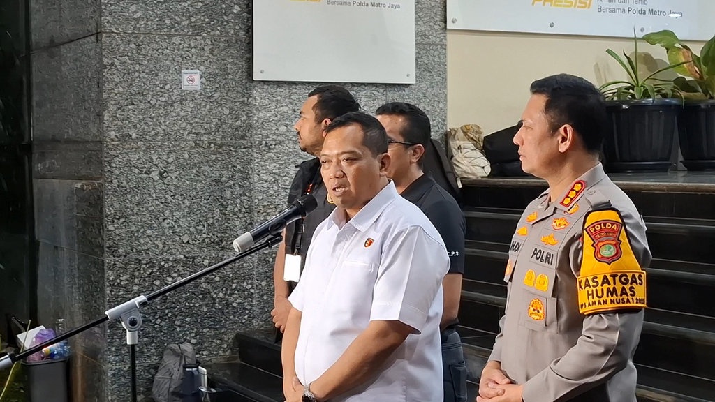 Roy Suryo Cs Tak Ditahan usai Diperiksa sebagai Tersangka di PMJ Roy Suryo Cs Tak Ditahan usai Diperiksa sebagai Tersangka di PMJ