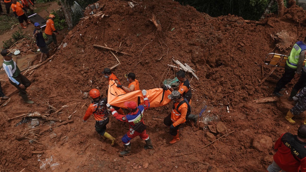 Pencarian Longsor Cilacap: Enam Tewas, 17 Masih Belum Ditemukan Pencarian Longsor Cilacap: Enam Tewas, 17 Masih Belum Ditemukan