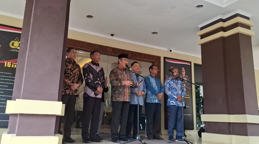 Komisi Reformasi Polri: Ada Usul Mediasi Jokowi dan Roy Suryo Cs Komisi Reformasi Polri: Ada Usul Mediasi Jokowi dan Roy Suryo Cs