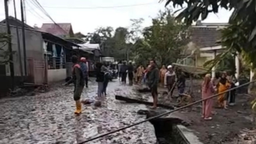 Pasir & Batu Erupsi Semeru Tutup Jalan hingga Rusak Rumah Warga Pasir & Batu Erupsi Semeru Tutup Jalan hingga Rusak Rumah Warga