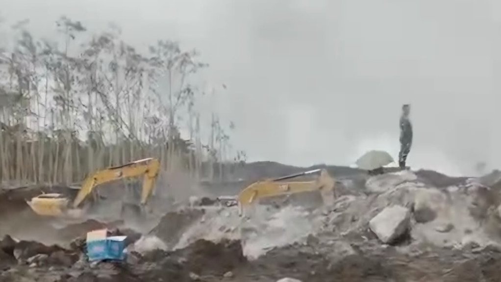 Jalur Lahar Semeru ke Tanggul Sumbersari Putus, Ancam Permukiman Jalur Lahar Semeru ke Tanggul Sumbersari Putus, Ancam Permukiman