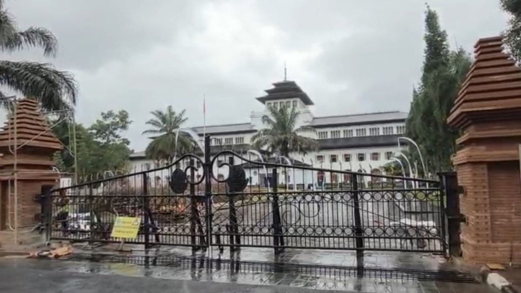 Candi Bentar, Simbolisme Teologis dan Sekat Kekuasaan Candi Bentar, Simbolisme Teologis dan Sekat Kekuasaan