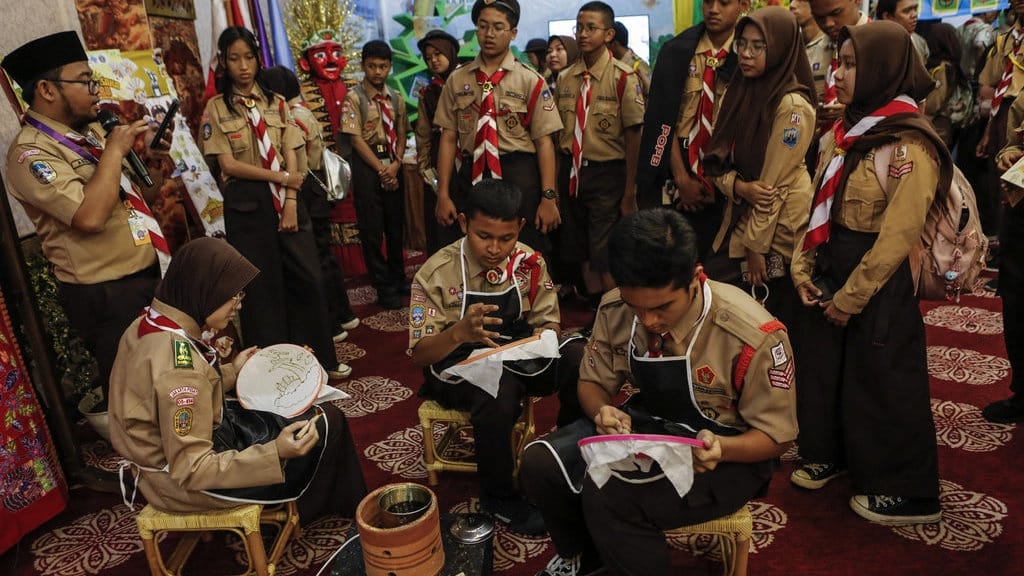 100 Deskripsi Ekstrakurikuler Pramuka, Tari, Drumband, & Futsal 100 Deskripsi Ekstrakurikuler Pramuka, Tari, Drumband, & Futsal