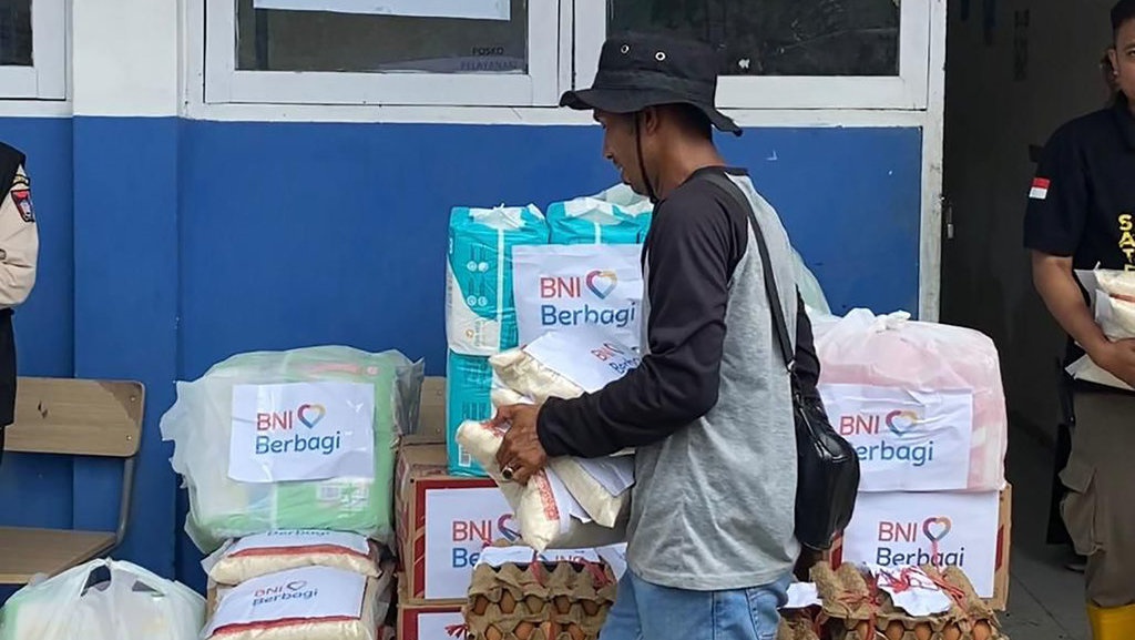 BNI Kirim Bantuan Bagi Korban Banjir Bandang di Padang & Sibolga BNI Kirim Bantuan Bagi Korban Banjir Bandang di Padang & Sibolga