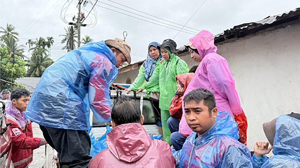 Kemensos Kirim Bantuan ke Sejumlah Lokasi Banjir di Sumatera Kemensos Kirim Bantuan ke Sejumlah Lokasi Banjir di Sumatera