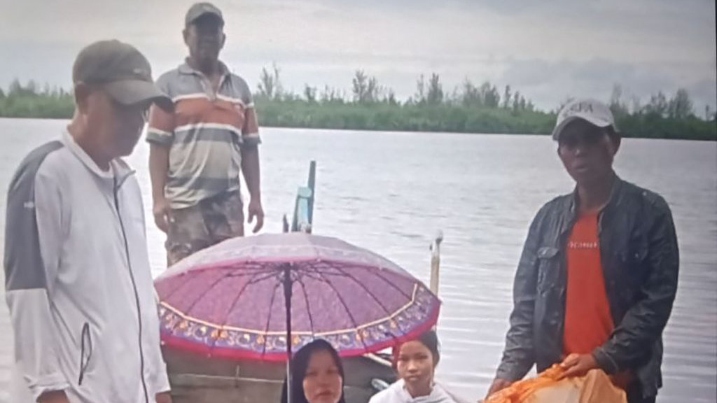 Ibu Hamil di Pasaman Barat Sumbar Terjang Banjir Buat Melahirkan Ibu Hamil di Pasaman Barat Sumbar Terjang Banjir Buat Melahirkan