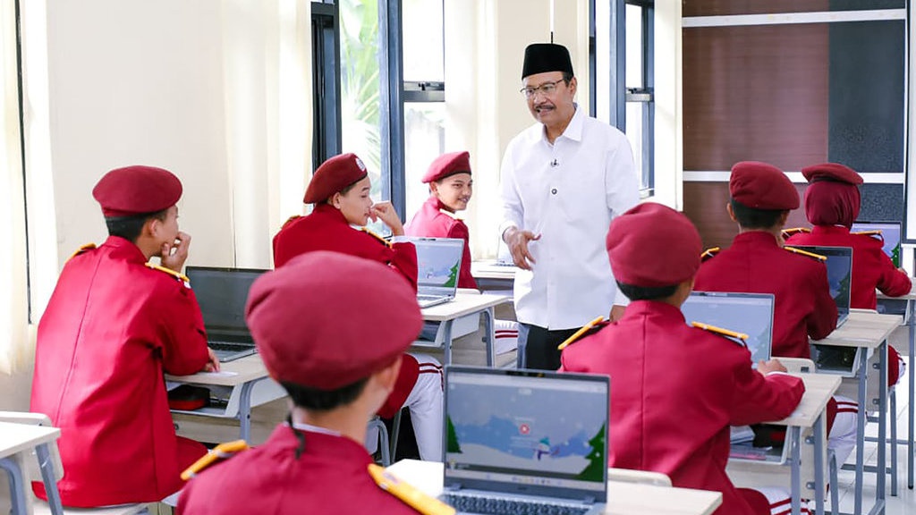 Gus Ipul Antusias Saksikan Bakat Siswa SRMA 14 Bandung Barat Gus Ipul Antusias Saksikan Bakat Siswa SRMA 14 Bandung Barat