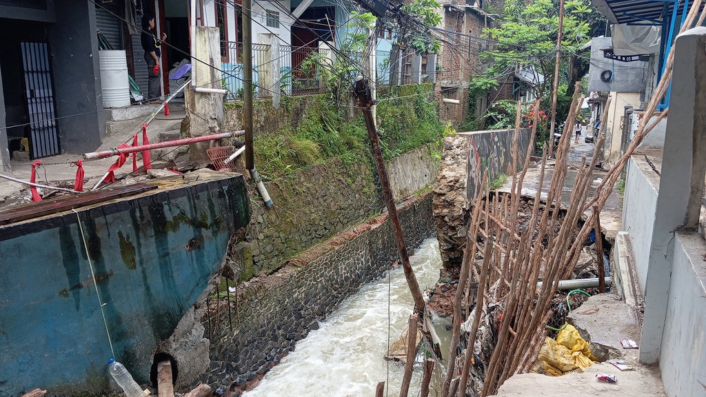 Tanah Longsor di Cihampelas Bikin Jalan Ambles & Jembatan Roboh Tanah Longsor di Cihampelas Bikin Jalan Ambles & Jembatan Roboh