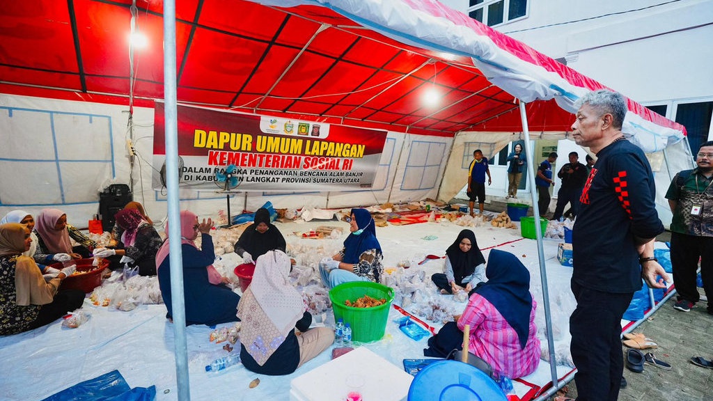 Wamensos Kunjungi Langkat, Salurkan Bantuan untuk Korban Banjir Wamensos Kunjungi Langkat, Salurkan Bantuan untuk Korban Banjir