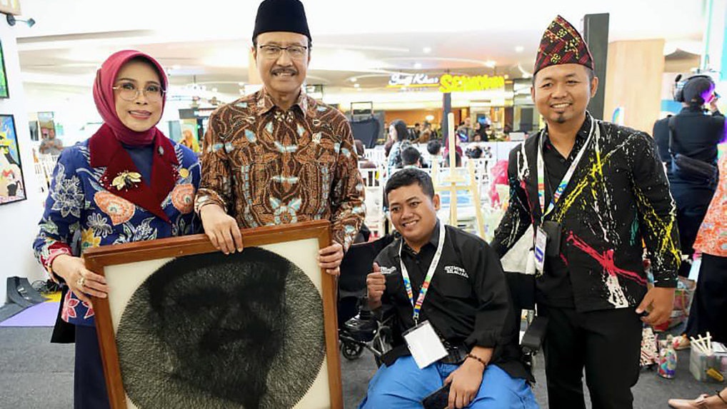 Keakraban Gus Ipul & Para Penyandang Disabilitas di HDI 2025 Keakraban Gus Ipul & Para Penyandang Disabilitas di HDI 2025