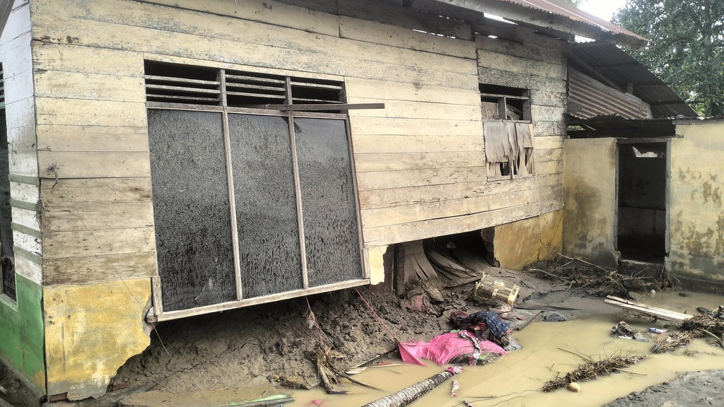 Puluhan Rumah di Desa Pante Lhong Masih Dipenuhi Lumpur Puluhan Rumah di Desa Pante Lhong Masih Dipenuhi Lumpur