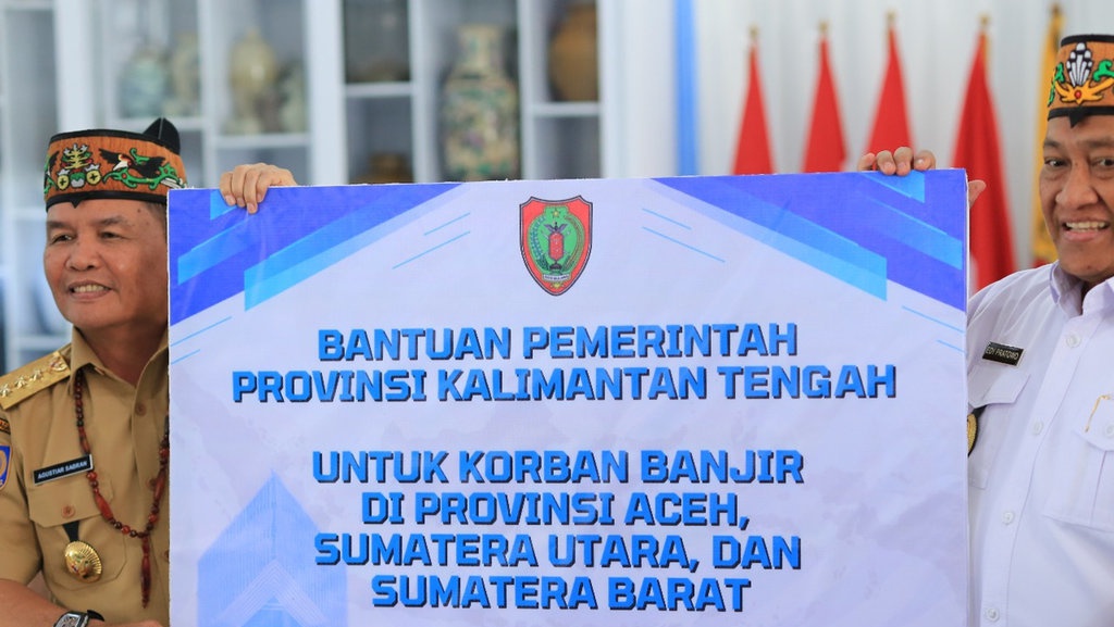 Gubernur Kalteng Agustiar Serahkan Bantuan Rp3 M untuk Sumatra Gubernur Kalteng Agustiar Serahkan Bantuan Rp3 M untuk Sumatra