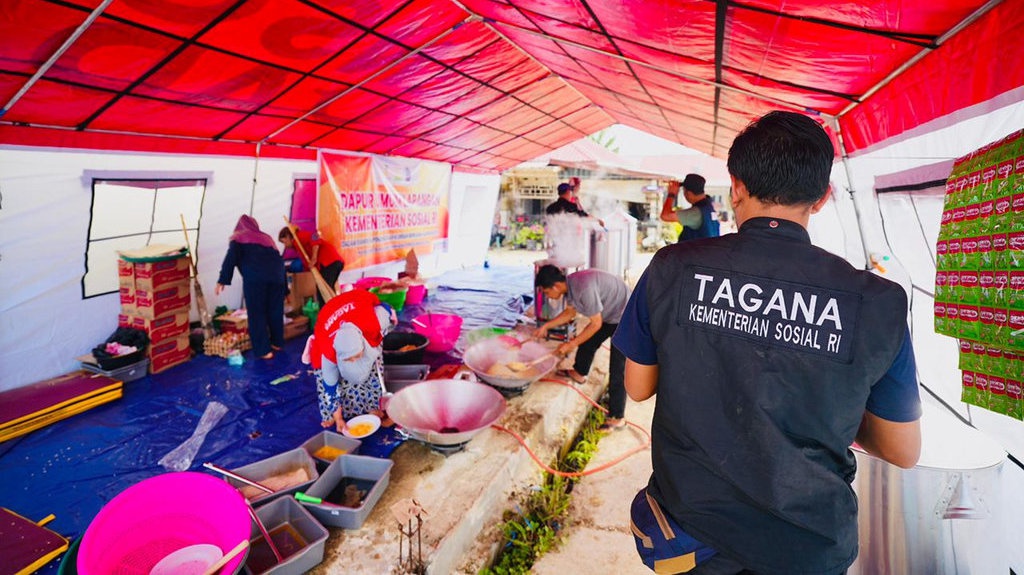 Kemensos Salurkan Rp66,7 M untuk Penanganan Bencana di Sumatra Kemensos Salurkan Rp66,7 M untuk Penanganan Bencana di Sumatra