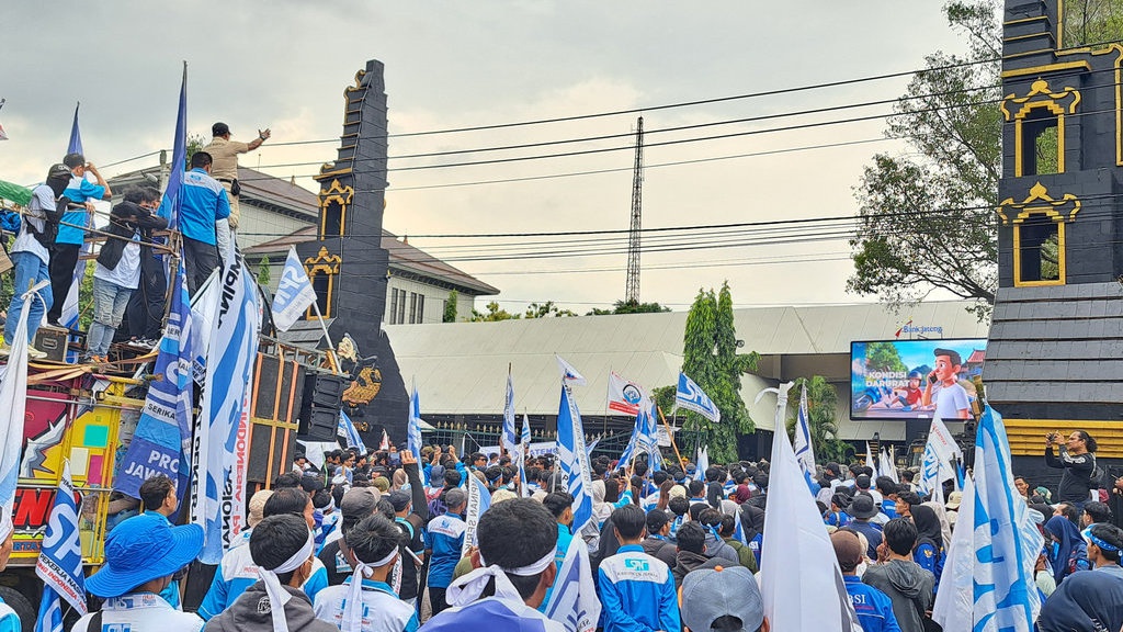 Demo Buruh Semarang Tuntut Upah Naik 10,5%, Tolak RPP Pengupahan Demo Buruh Semarang Tuntut Upah Naik 10,5%, Tolak RPP Pengupahan