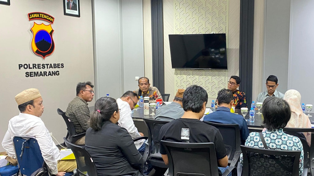 Aktivis Semarang Dera-Munif Dilepas Polisi Sehari Jelang Menikah Aktivis Semarang Dera-Munif Dilepas Polisi Sehari Jelang Menikah