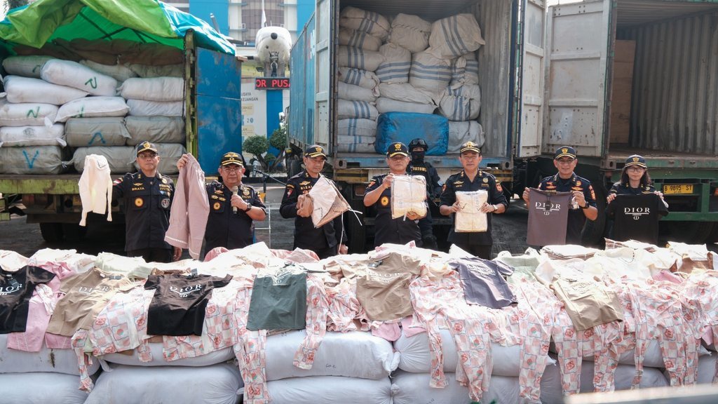 DJBC Buka Opsi Salurkan Pakaian Ilegal ke Korban Bencana Sumatra DJBC Buka Opsi Salurkan Pakaian Ilegal ke Korban Bencana Sumatra