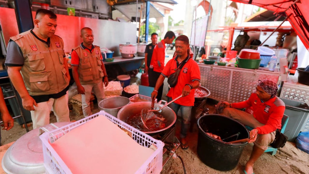 Dapur Umum Kemensos Terus Penuhi Kebutuhan Pengungsi di Agam Dapur Umum Kemensos Terus Penuhi Kebutuhan Pengungsi di Agam