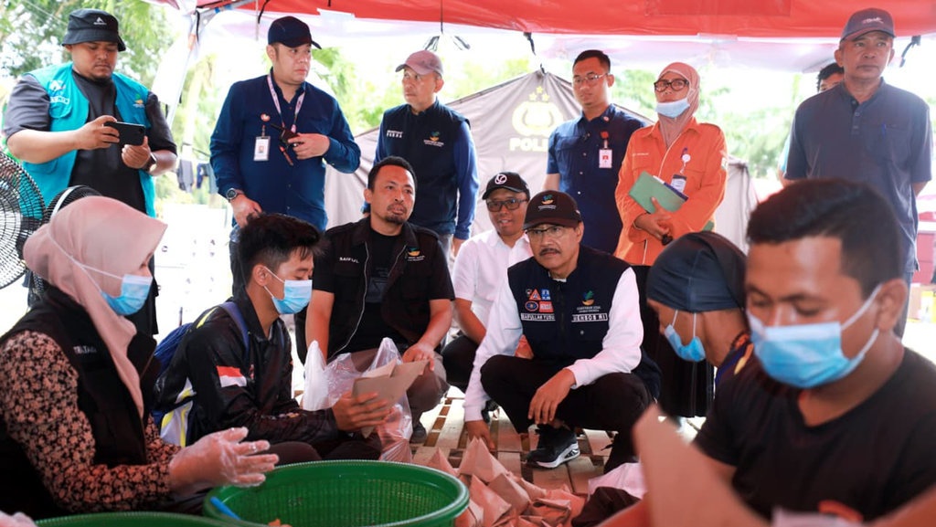 Gus Ipul Tinjau Dapur Umum di Aceh Tamiang & Bantu Para Relawan Gus Ipul Tinjau Dapur Umum di Aceh Tamiang & Bantu Para Relawan