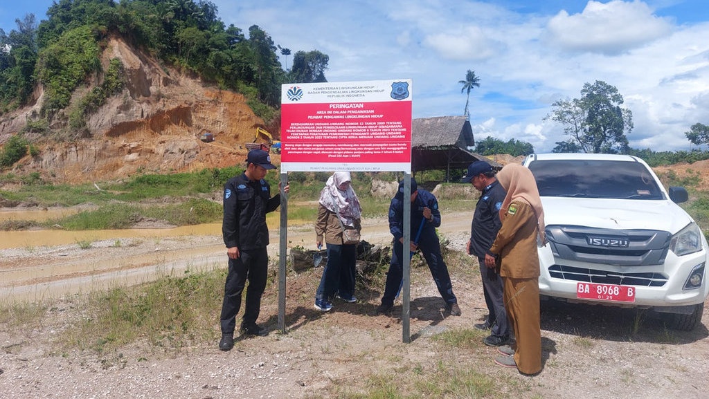 KLH Segel Tambang Bermasalah di Sumbar Setelah Audit Lingkungan KLH Segel Tambang Bermasalah di Sumbar Setelah Audit Lingkungan