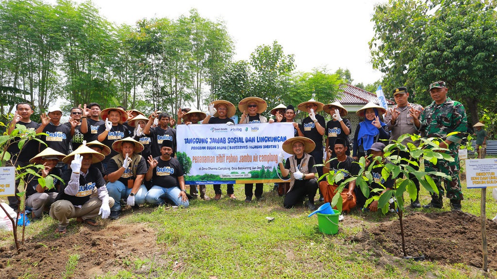 Perum BULOG Tanam 250 Bibit Jambu Air Camplong di Sampang Perum BULOG Tanam 250 Bibit Jambu Air Camplong di Sampang