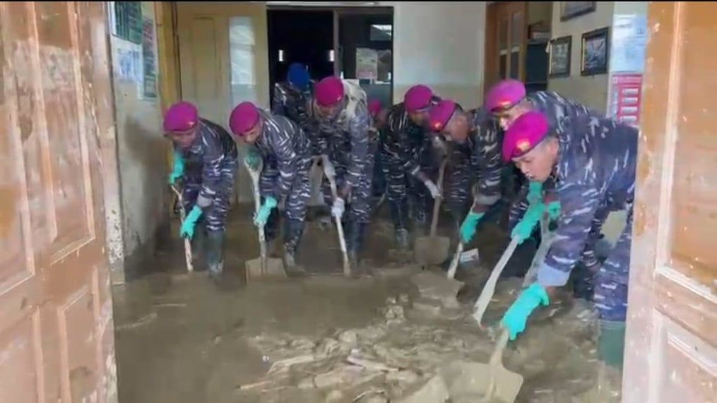 TNI AL Bantu Pemulihan Pascabanjir Bandang di Aceh Tamiang TNI AL Bantu Pemulihan Pascabanjir Bandang di Aceh Tamiang