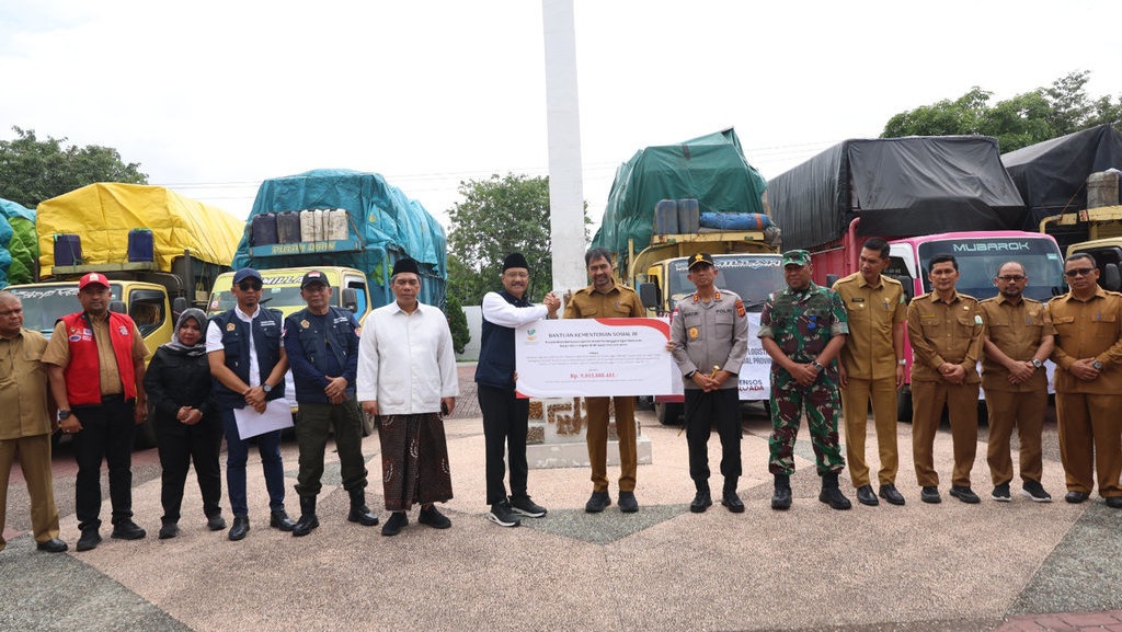 Gus Ipul Serahkan Bantuan Logistik Rp9 M ke Gubernur Aceh Gus Ipul Serahkan Bantuan Logistik Rp9 M ke Gubernur Aceh