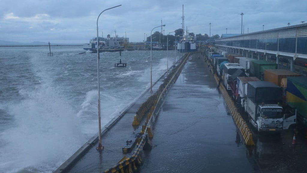 Angin Monsun Barat saat Musim Hujan dan Efeknya pada Pelayaran Angin Monsun Barat saat Musim Hujan dan Efeknya pada Pelayaran