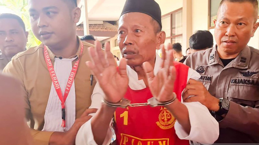 Kejari Situbondo Ubah Tuntutan Kakek Pencuri Burung Jadi 6 Bulan Kejari Situbondo Ubah Tuntutan Kakek Pencuri Burung Jadi 6 Bulan