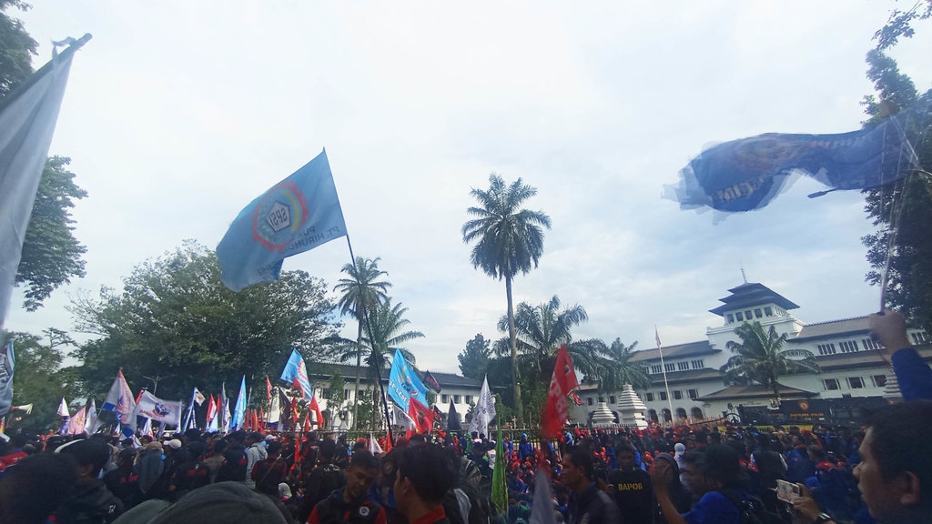 Ribuan Buruh Jabar Geruduk Gedung Sate Kawal Penetapan UMP/UMK Ribuan Buruh Jabar Geruduk Gedung Sate Kawal Penetapan UMP/UMK