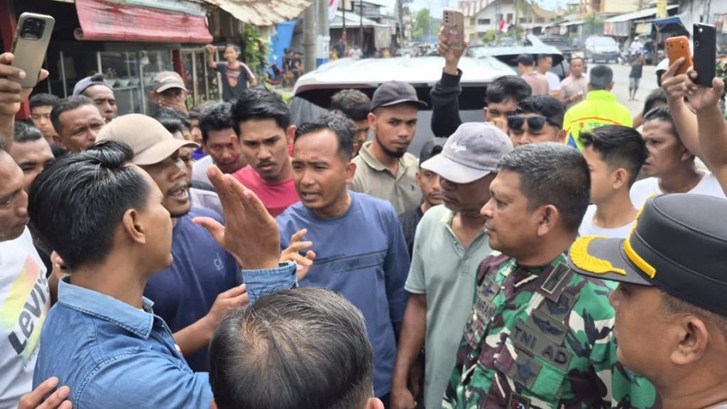 TNI Bubarkan Aksi Bawa Bendera GAM di Lhokseumawe TNI Bubarkan Aksi Bawa Bendera GAM di Lhokseumawe