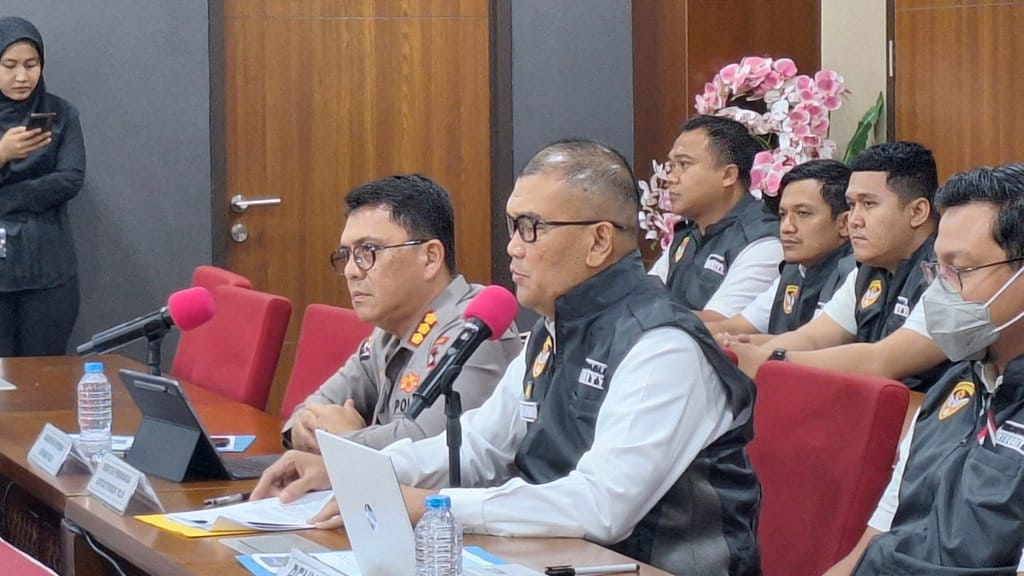 Polri Tetapkan 2 Eks Pejabat ESDM Tersangka Kasus Korupsi PJUTS Polri Tetapkan 2 Eks Pejabat ESDM Tersangka Kasus Korupsi PJUTS