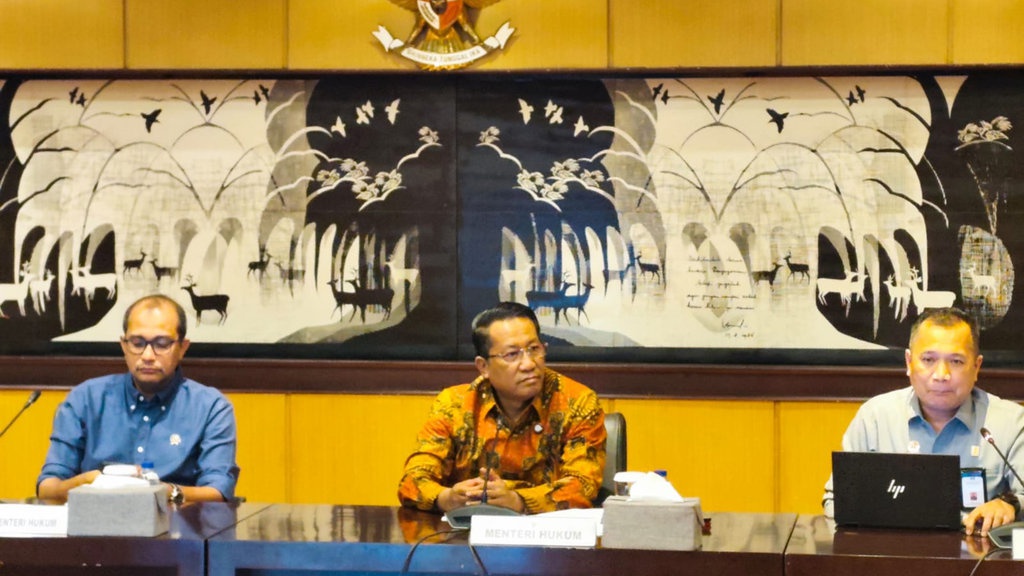 Menkum: Kirim Stiker Pejabat Boleh Asal Tidak Senonoh di KUHP Menkum: Kirim Stiker Pejabat Boleh Asal Tidak Senonoh di KUHP