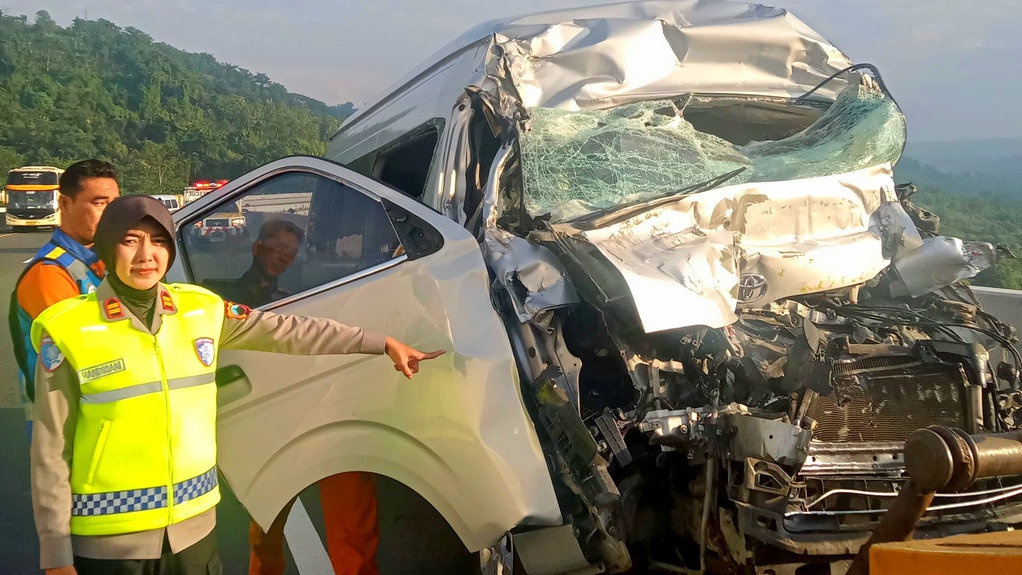 Kepsek SMA Vons Fitae Tewas dalam Kecelakaan di Tol Ungaran Kepsek SMA Vons Fitae Tewas dalam Kecelakaan di Tol Ungaran