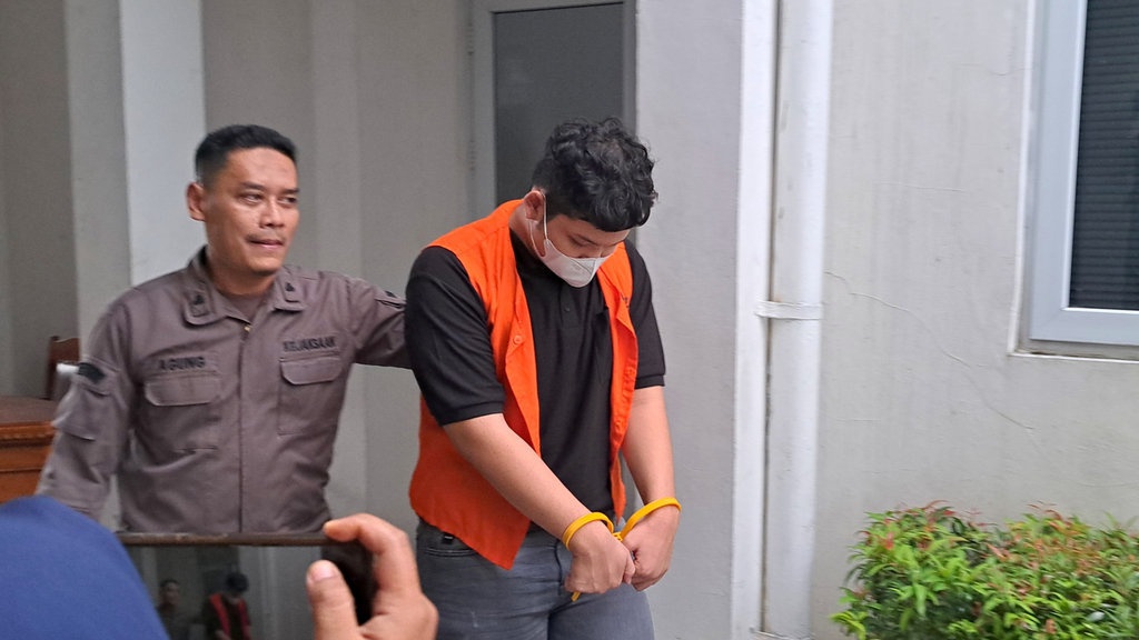 Chiko Pengedit Konten Cabul Pakai AI Diserahkan ke Kejaksaan Chiko Pengedit Konten Cabul Pakai AI Diserahkan ke Kejaksaan