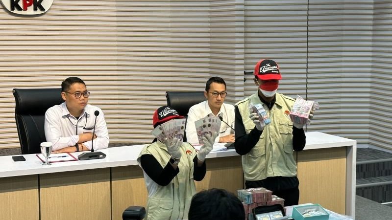 KPK Tetapkan 5 Tersangka OTT Suap Pemeriksaan Pajak KPK Tetapkan 5 Tersangka OTT Suap Pemeriksaan Pajak