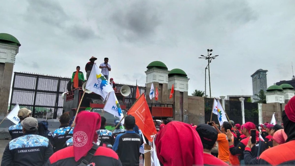 Buruh Sambangi DPR & Kemnaker Desak Penyesuaian Upah Minimum Buruh Sambangi DPR & Kemnaker Desak Penyesuaian Upah Minimum