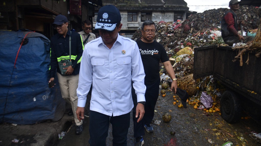 MenLH Beri Tenggat 2 Minggu Selesaikan Sampah Pasar Caringin MenLH Beri Tenggat 2 Minggu Selesaikan Sampah Pasar Caringin