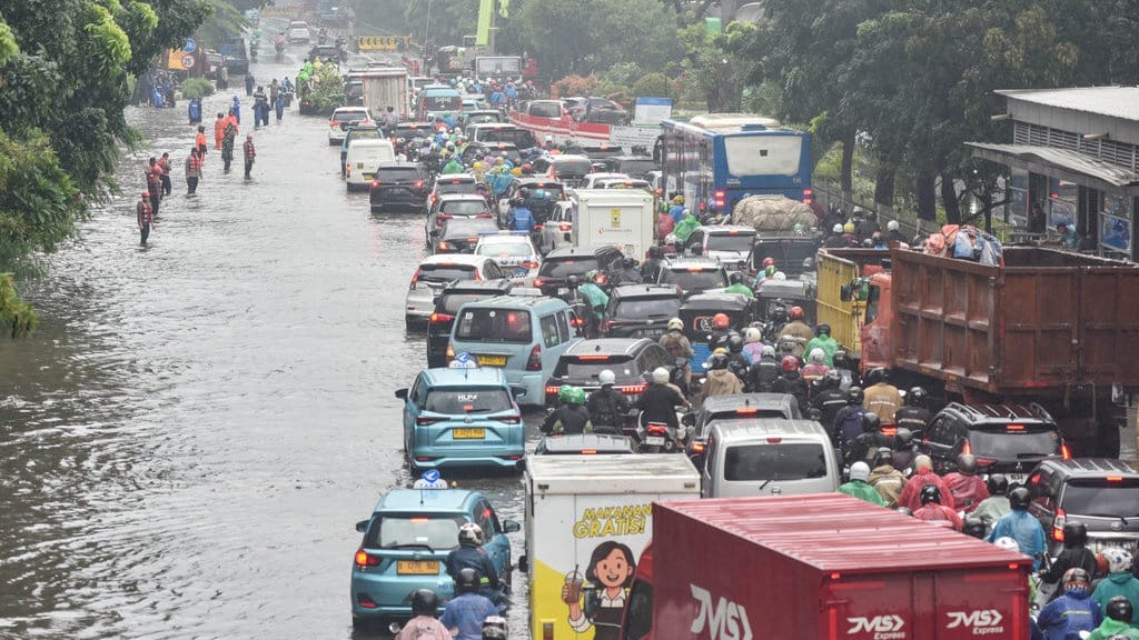KCIC Imbau Penumpang Whoosh Pakai Tol atau LRT ke Stasiun Halim KCIC Imbau Penumpang Whoosh Pakai Tol atau LRT ke Stasiun Halim
