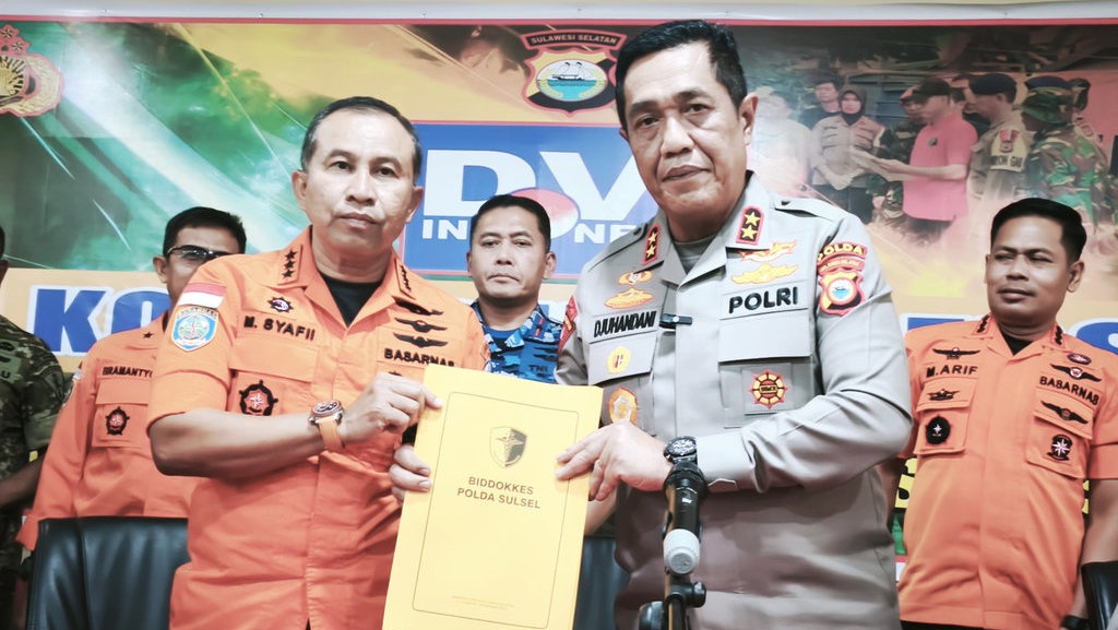 Basarnas Serahkan 7 Kantong Jenazah ATR 42-500 ke Polda Sulsel Basarnas Serahkan 7 Kantong Jenazah ATR 42-500 ke Polda Sulsel
