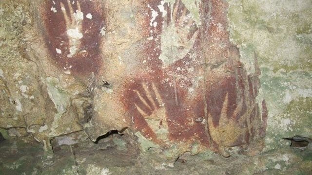 Lukisan Gua Tertua di Dunia Ditemukan di Indonesia Lukisan Gua Tertua di Dunia Ditemukan di Indonesia