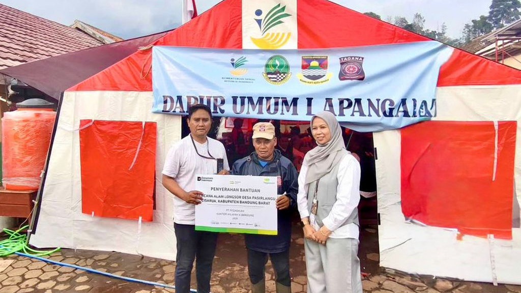 Pegadaian Kanwil Jabar Kirim Bantuan Bagi Korban Longsor Cisarua Pegadaian Kanwil Jabar Kirim Bantuan Bagi Korban Longsor Cisarua