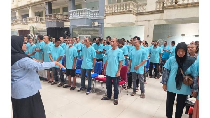 Bareskrim Kawal Deportasi 11 ABK Penyelundup 7,5 Ton Timah Batam Bareskrim Kawal Deportasi 11 ABK Penyelundup 7,5 Ton Timah Batam