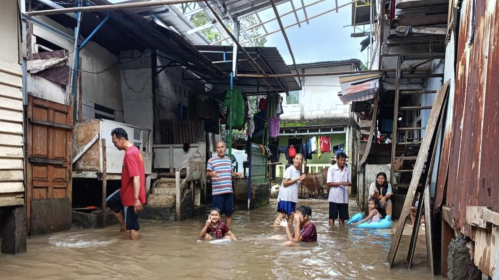 Luapan Kali Sunter Rendam Cipinang Melayu hingga 120 cm Luapan Kali Sunter Rendam Cipinang Melayu hingga 120 cm