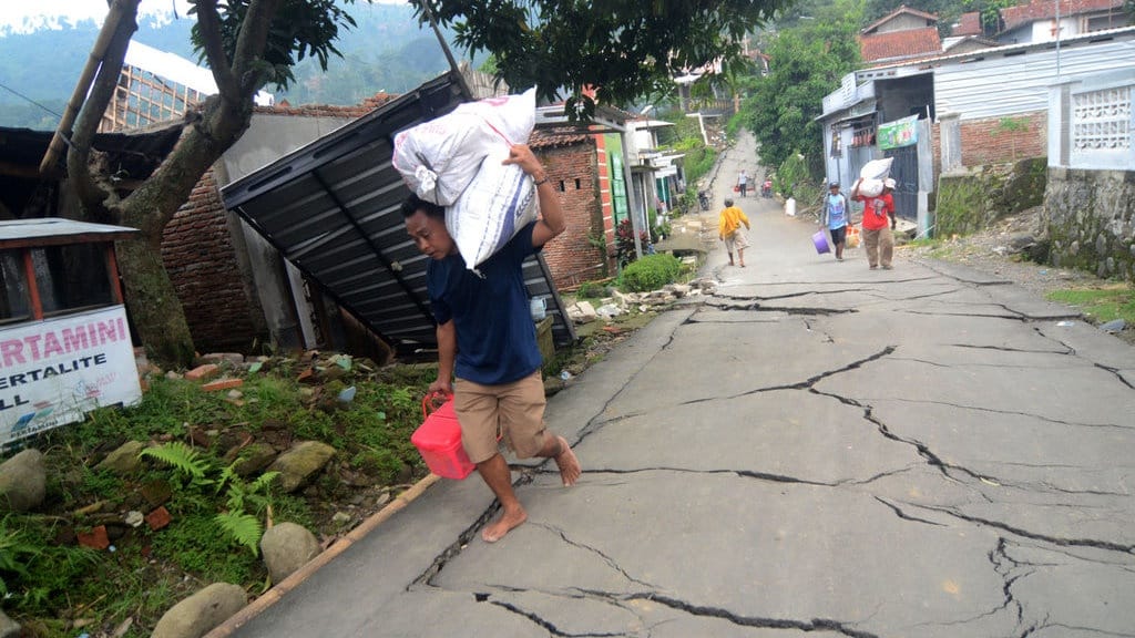 143 Pengungsi Tanah Bergerak Padasari Tegal Kena ISPA dan Diare 143 Pengungsi Tanah Bergerak Padasari Tegal Kena ISPA dan Diare