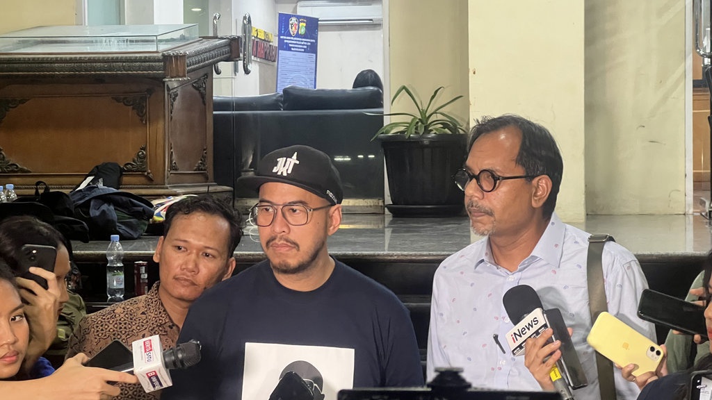 Diperiksa Polisi 8 Jam, Pandji Bantah Melakukan Penistaan Agama Diperiksa Polisi 8 Jam, Pandji Bantah Melakukan Penistaan Agama