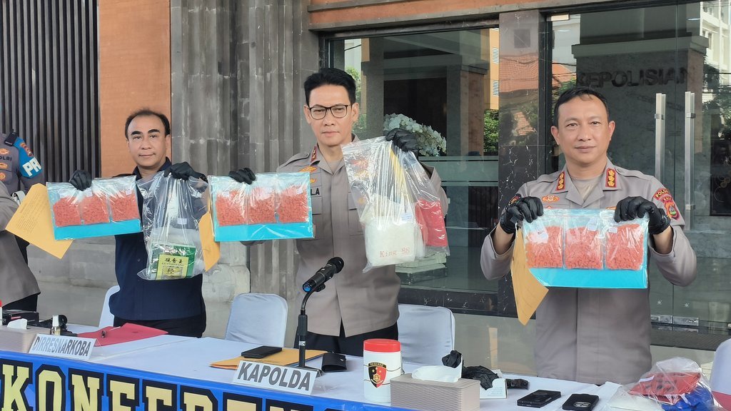 Polda Bali Tangkap DJ Asal Turki Akibat Bawa 1.295 Gram Kokain Polda Bali Tangkap DJ Asal Turki Akibat Bawa 1.295 Gram Kokain