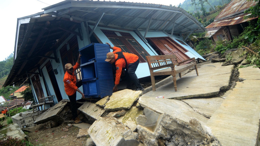 Pengungsi Tanah Bergerak Tegal Keluhkan Minimnya MCK-Air Bersih Pengungsi Tanah Bergerak Tegal Keluhkan Minimnya MCK-Air Bersih