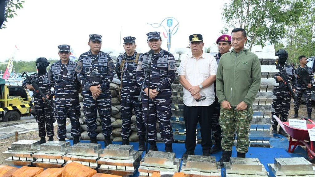 TNI AL Amankan Timah & Logam Tanah Jarang Senilai Rp173,6 M TNI AL Amankan Timah & Logam Tanah Jarang Senilai Rp173,6 M
