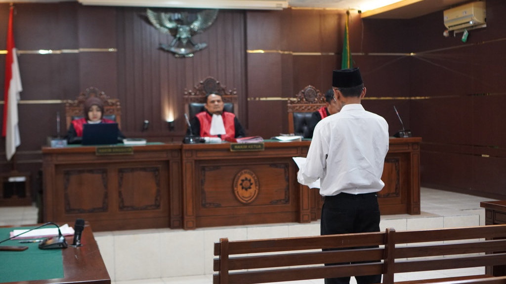 Penasihat Hukum Minta Perdana Arie Dibebaskan dari Dakwaan Penasihat Hukum Minta Perdana Arie Dibebaskan dari Dakwaan